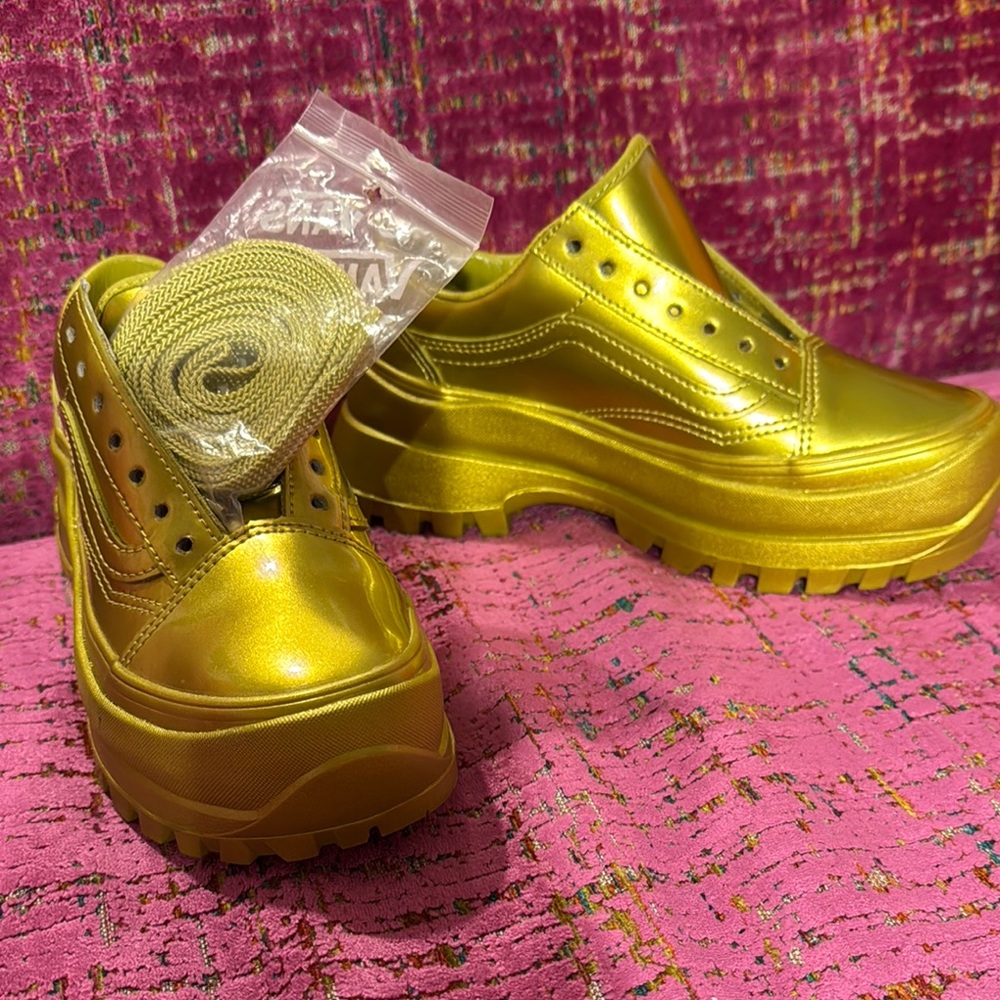 Collin’s Strada Vans NWOT never worn sz 6